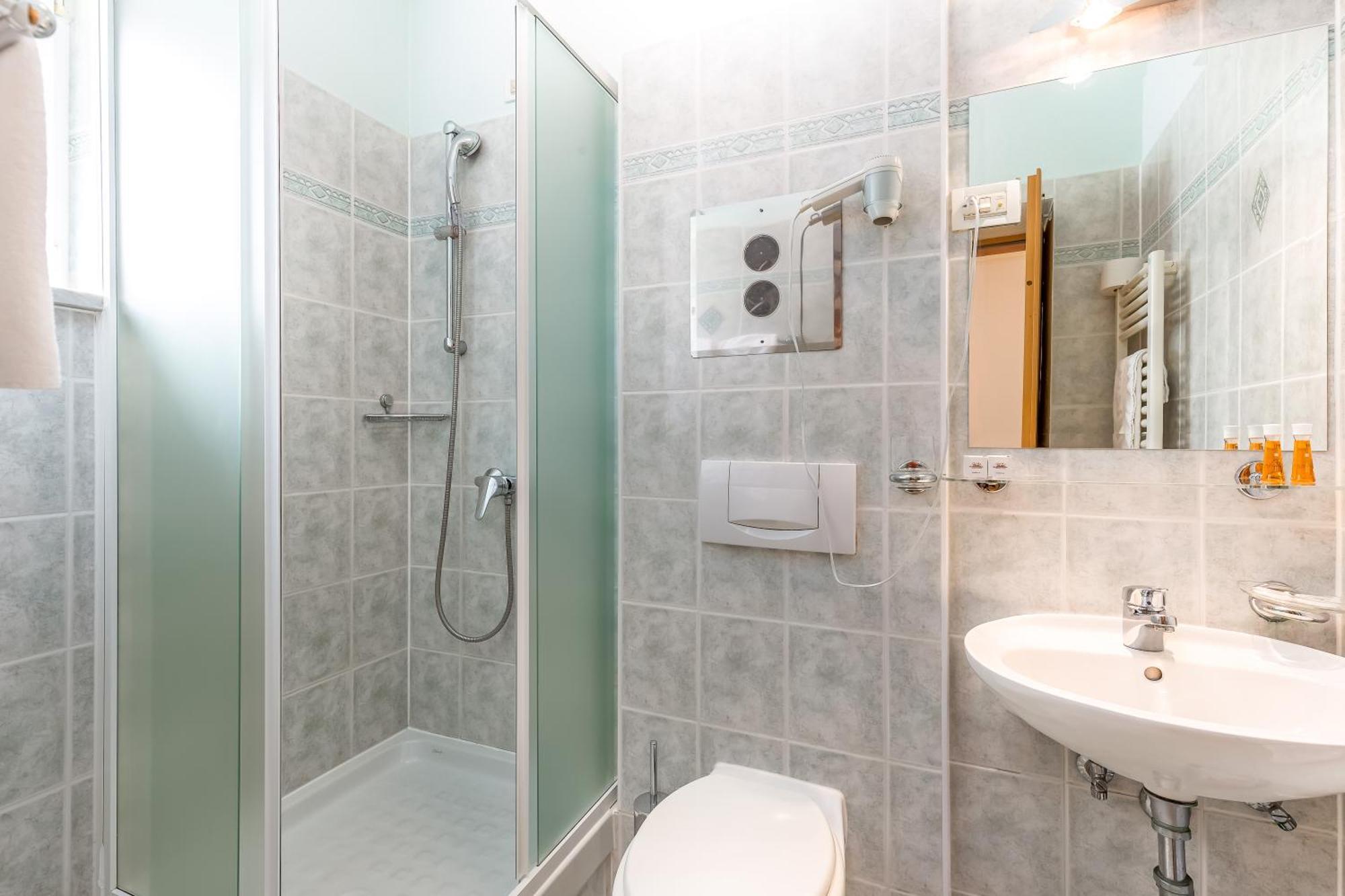 Galeb Hotel 3*