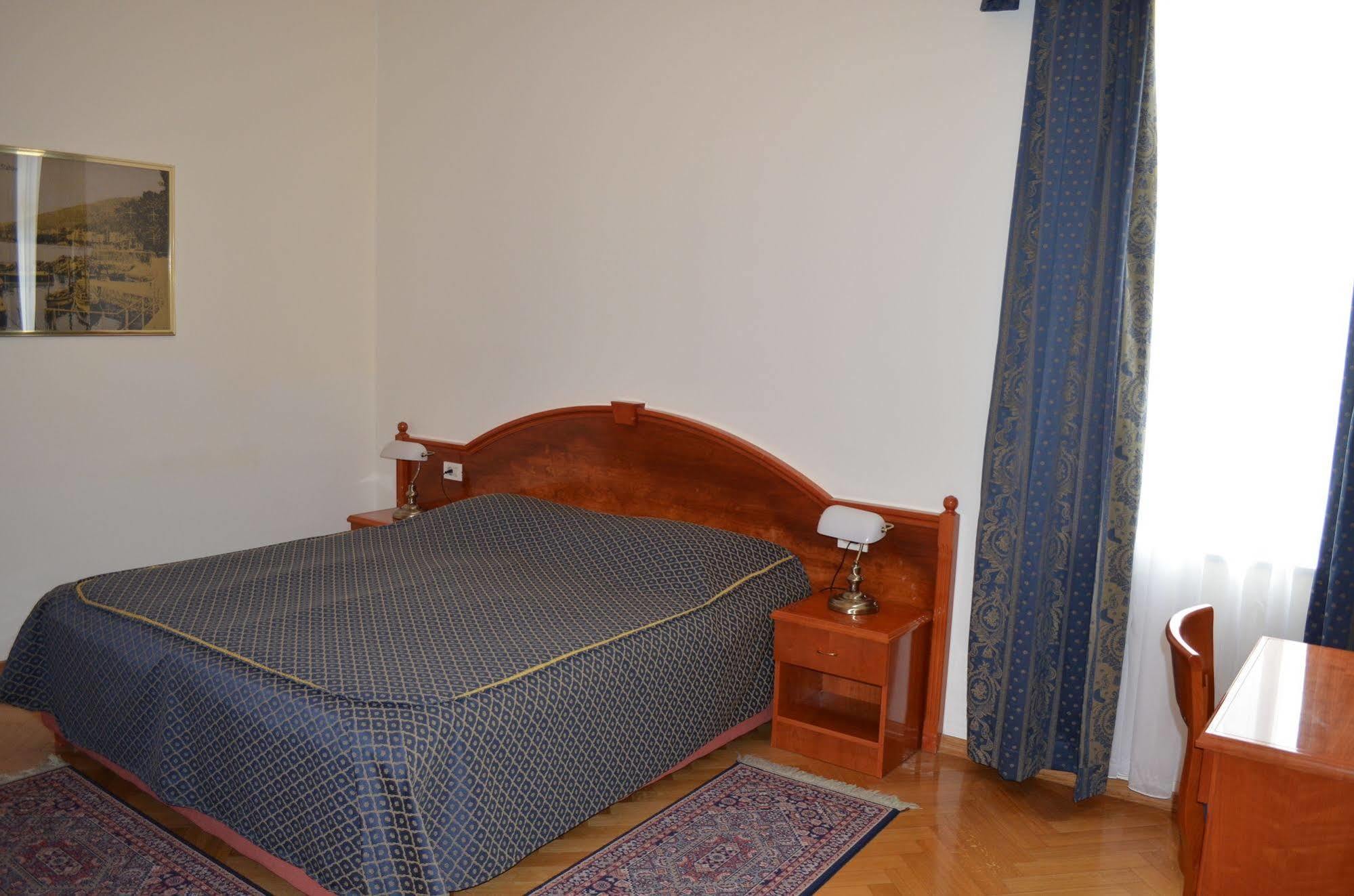 Galeb Hotel 3*